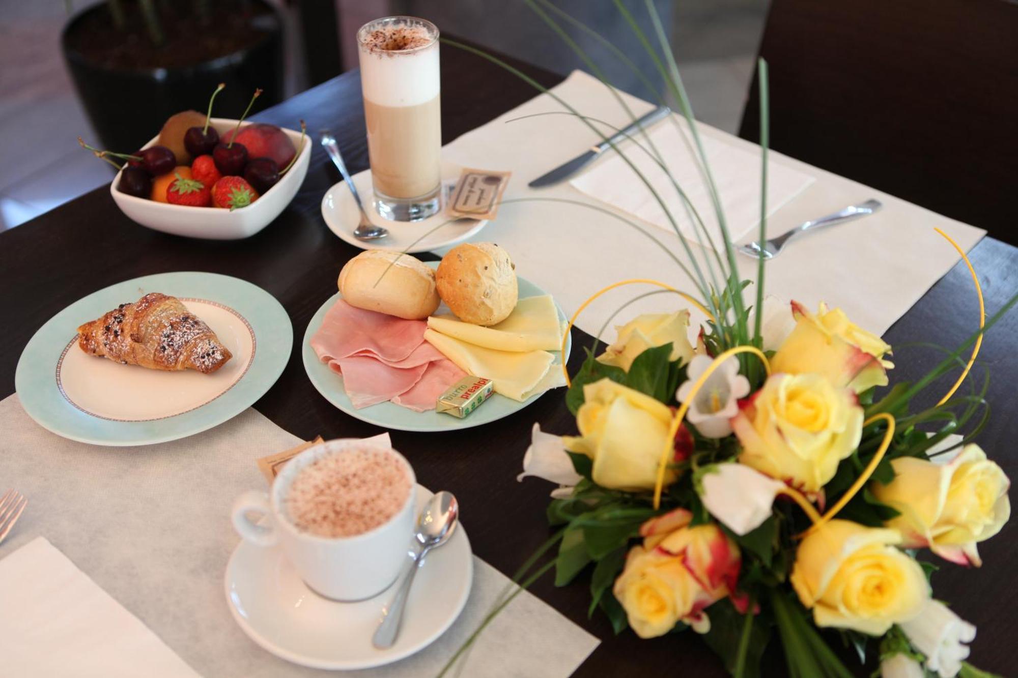 Euro Hotel กาสชินา ภายนอก รูปภาพ