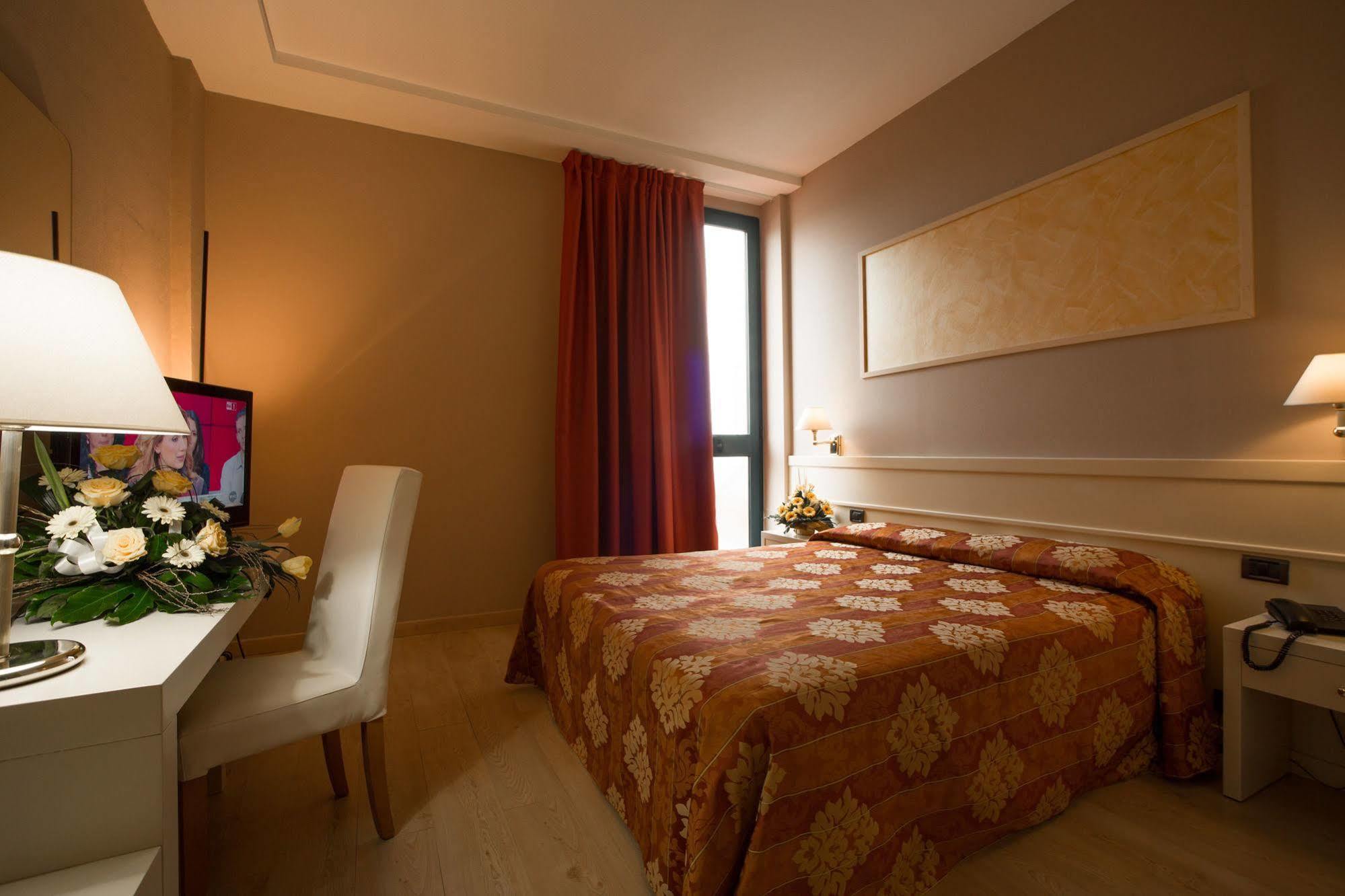 Euro Hotel กาสชินา ภายนอก รูปภาพ