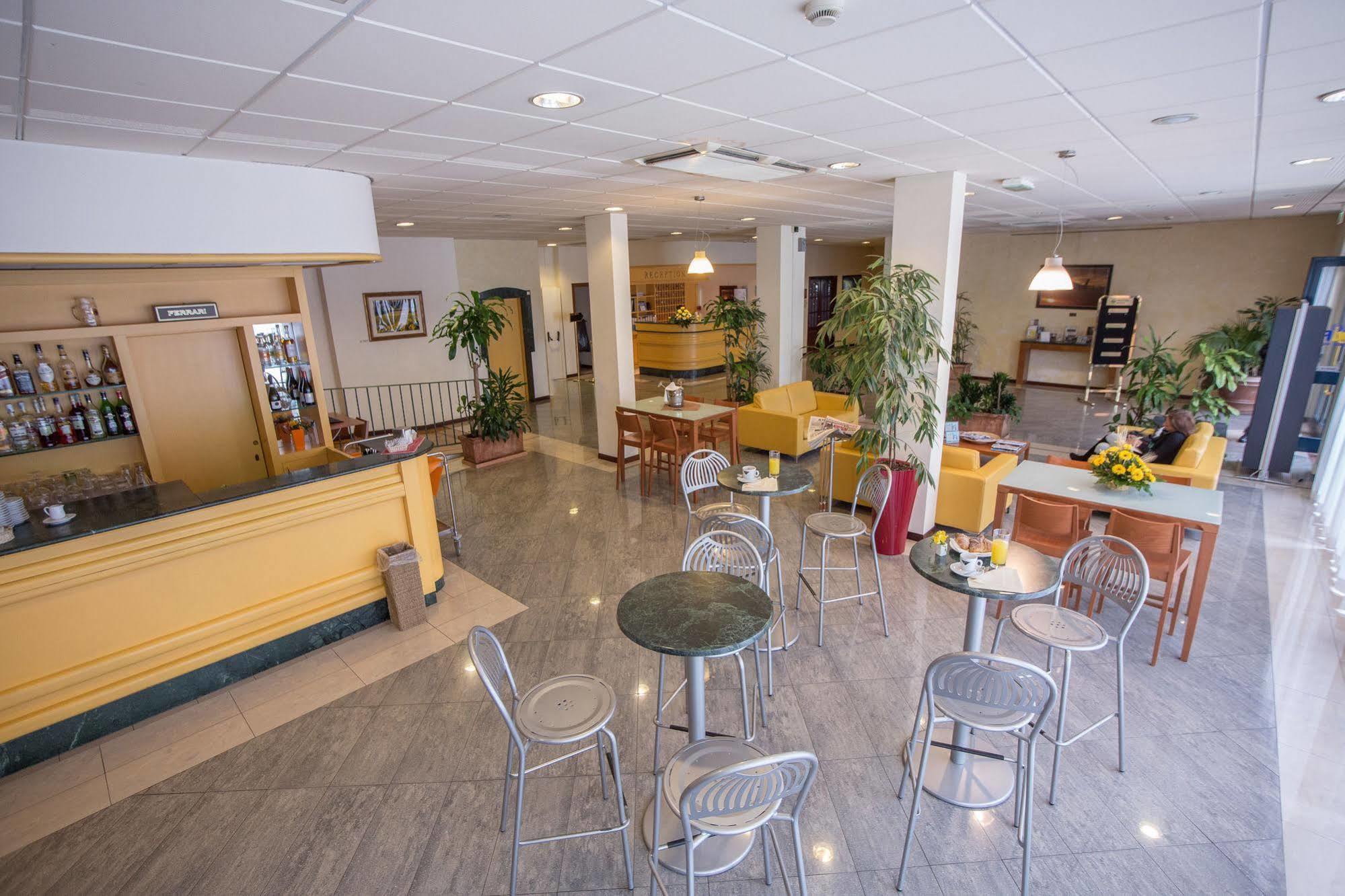 Euro Hotel กาสชินา ภายนอก รูปภาพ